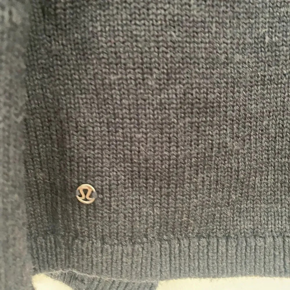 Lululemon 100% merino wool cardigan snap closure size 4 excellent condition - Picture 4 of 5